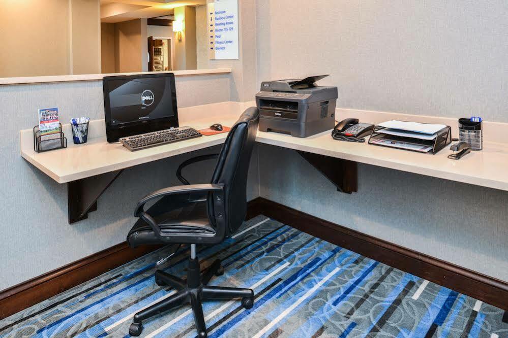 Holiday Inn Express Hotel & Suites York By Ihg Exterior foto
